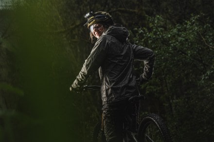 Coast WPH32R 2,000-Lumen Rechargeable Headlamp 7
