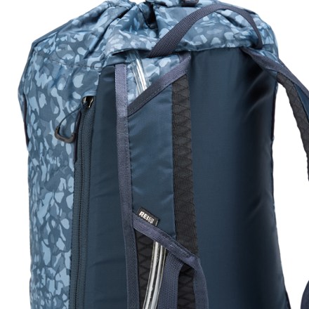 REI Co-op Flash 18 Print Pack Hydration port & tube routing