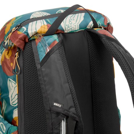 REI Co-op Flash 22 Print Pack Hydration port & tube routing