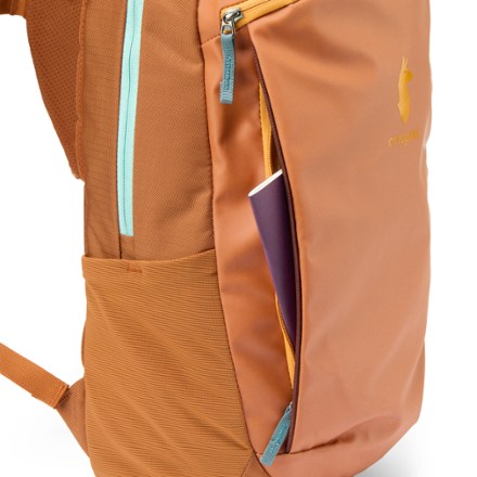 Cotopaxi Allpa 18 L Daypack Trekking pole attachments