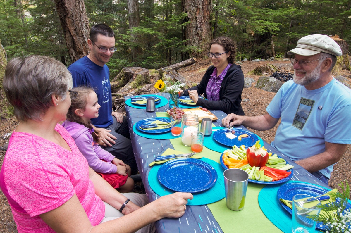 Gather with the family for delicious meals prepared by our guides.