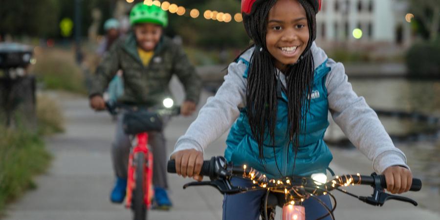 Big kid bike with training outlet wheels