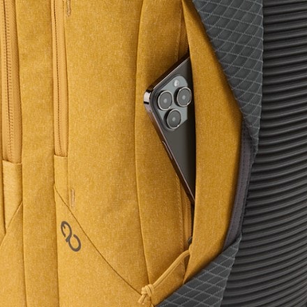 NEMO Vantage 26 L Endless Promise Everyday Adventure Daypack Trekking pole attachments