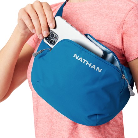 Nathan Limitless Run 2 L Hydration Sling 9