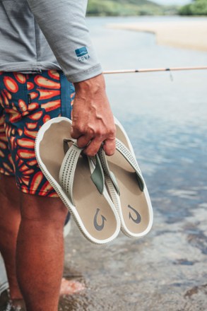 OluKai Men s Flip Flops REI Co op