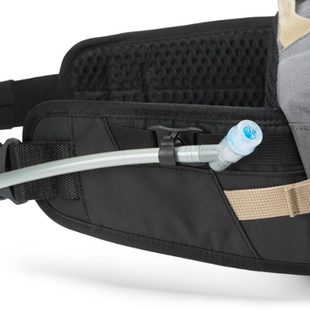 DAKINE Hot Laps 5 L Hip Pack Hydration integration