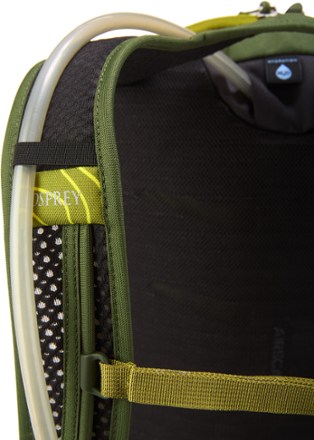 Osprey Daylite Pack Special Edition Hydration port & tube routing