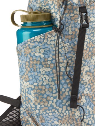 REI Co-op Flash 22 Print Pack Water bottle pocket (Water bottle sold separately)