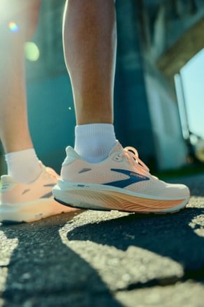 Location Image of color Star White/Cyber Peach/Grey
