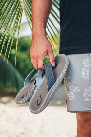 OluKai Ulele Flip-Flops - Men's 6