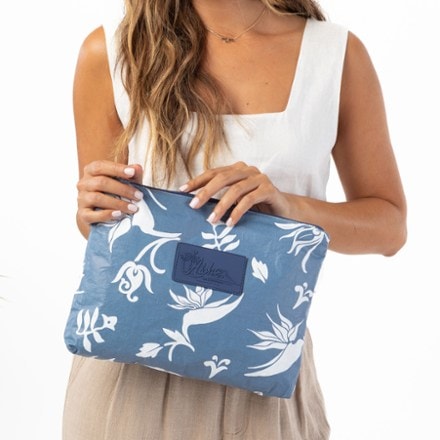 ALOHA Collection Pekelo Mid Pouch 1