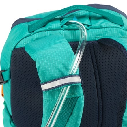 REI Co-op Tarn 18 Pack - Kids' Hydration port & tube routing