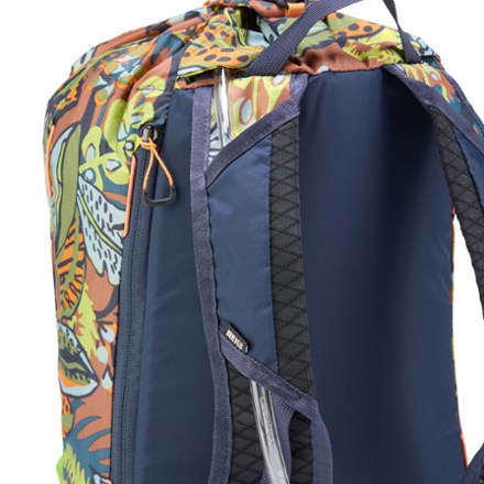 REI Co-op Flash 18 Print Pack Hydration port & tube routing