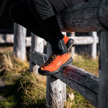 Location Image of color Orange