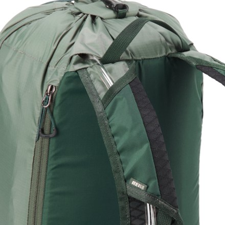 REI Co-op Flash 18 Pack Hydration port & tube routing