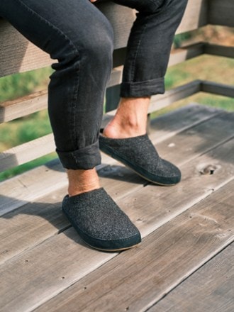OluKai Hamani Hulu Slippers - Men's 4