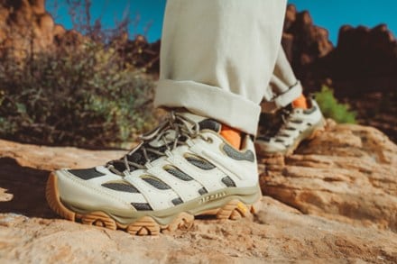 Location Image of color Beluga/Bluff