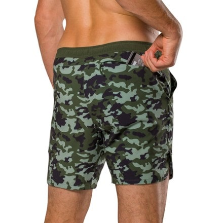 Nathan Printed Essential 7" Shorts 2.0 - Men's 6