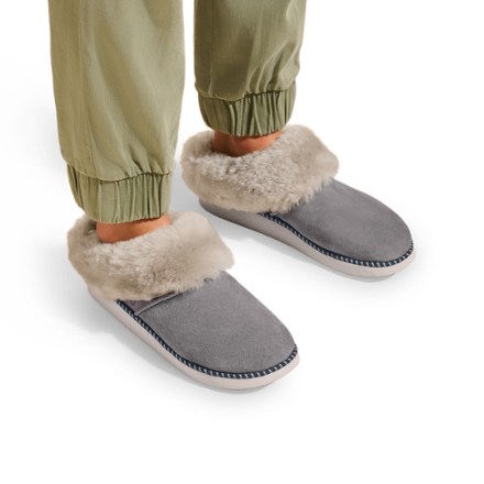 OluKai Ku'i Slippers - Women's 4