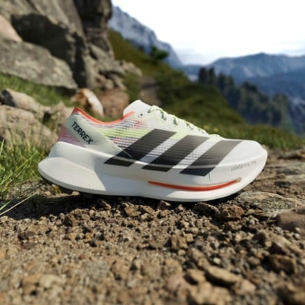 Location Image of color Ftwr White/Core Black/Semi Imp