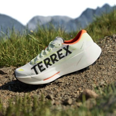 Location Image of color Ftwr White/Core Black/Impact
