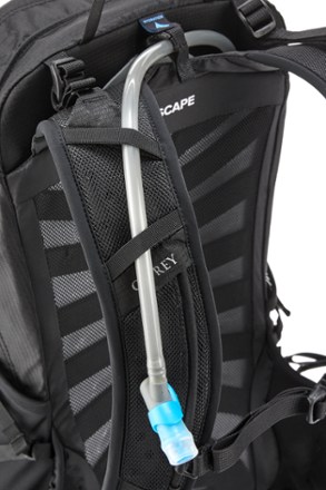 Osprey Talon 11 Pack - Men's Hydration port & tube routing (Stealth Black)