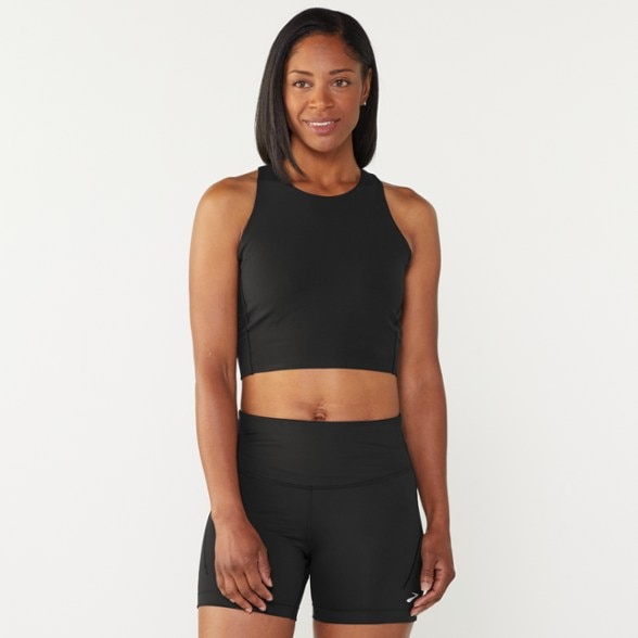 Model info: Height: 5' 10" | Chest: 31" | Waist: 28" | Inseam: 30" | Wearing size: M