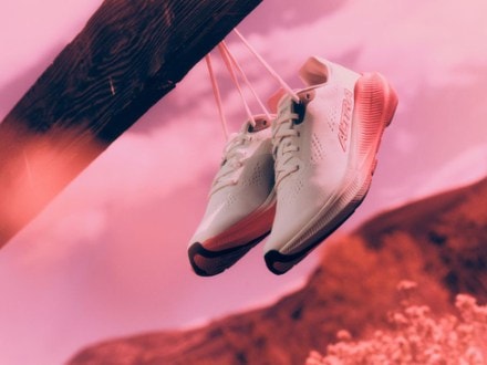 Location Image of color White/Coral
