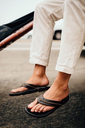 OluKai Mea Ola Flip-Flops - Men's 4