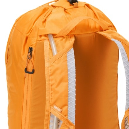 REI Co-op Flash 18 Pack Hydration port & tube routing