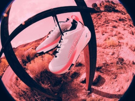 Location Image of color White/Coral