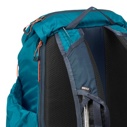 REI Co-op Flash 22 Pack Hydration port & tube routing
