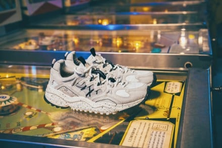 Location Image of color Off White/Black