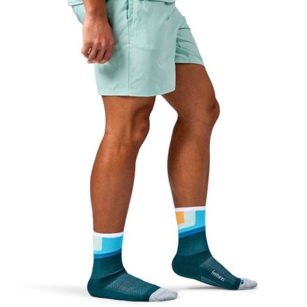 Feetures Elite Light Cushion Mini Crew Socks 1