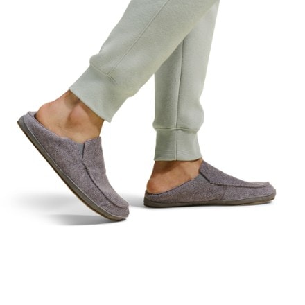 OluKai Moloa Hulu Slippers - Men's 6