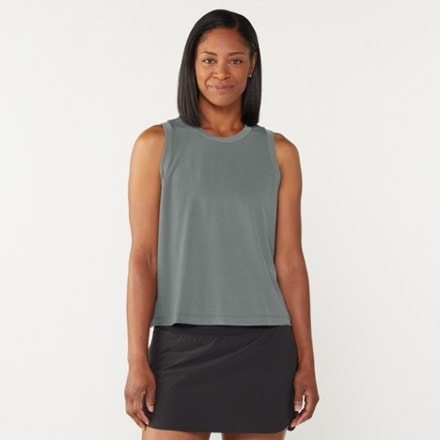 Model info: Height: 5' 10" | Chest: 31" | Waist: 28" | Wearing size: M
