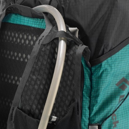 Black Diamond Distance 15 Pack - Women's Hydration port & tube routing