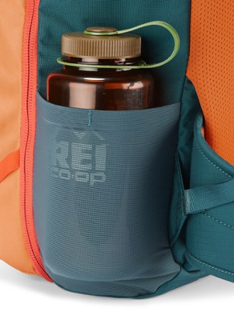 Cotopaxi Allpa 42 L Travel Pack Water bottle pocket (Water bottle sold separately)