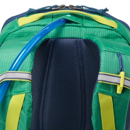 REI Co-op Tarn 18 Pack - Kids' Hydration port & tube routing