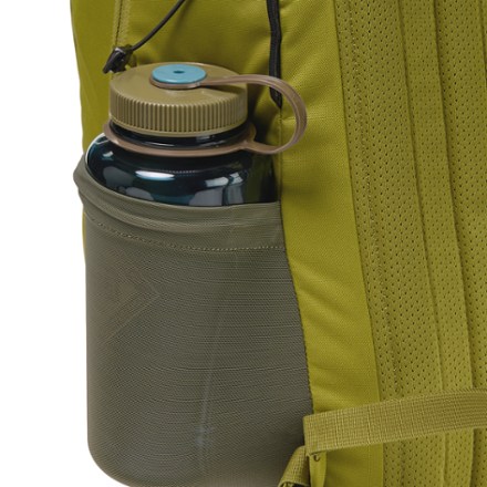 Arc'teryx Mantis 26 L Pack Water bottle pocket (Water bottle sold separately)