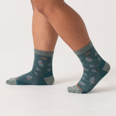 Wide Open Foliage Lightweight Micro Crew Socks - Women's 4