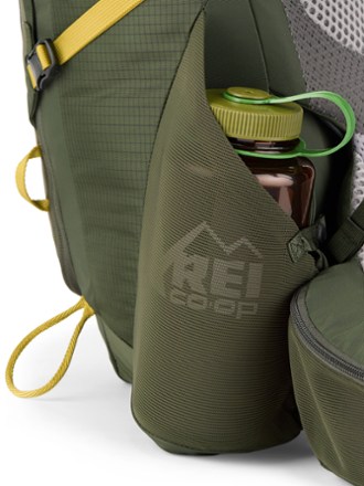 REI Co-op Traverse 35 Pack - Men's Water bottle pocket (water bottle not included)