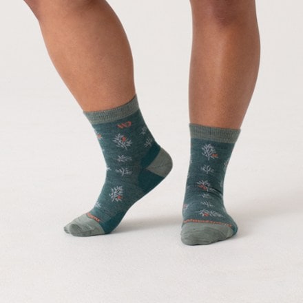 Wide Open Foliage Lightweight Micro Crew Socks - Women's 1