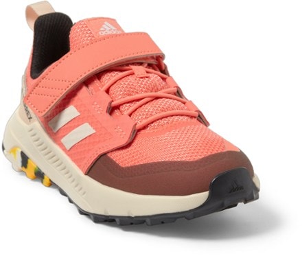 adidas Terrex Trailmaker CF Hiking Shoes - Kids' 3/4 view (Coral Fusion/Wonder White)