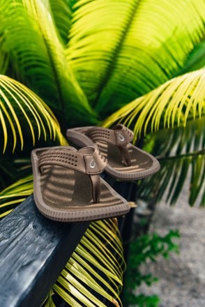 OluKai Ulele Flip-Flops - Men's 7