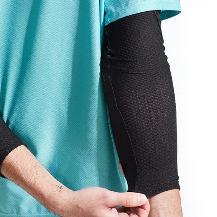 PEARL iZUMi Elevate Elbow Guards - Men's 4