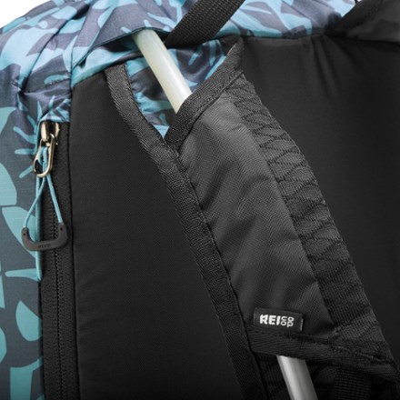 REI Co-op Flash 18 Print Pack Hydration port & tube routing