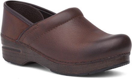 stores that carry dansko shoes