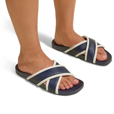 OluKai Ani Sandals - Women's 6