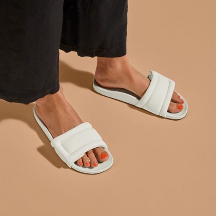 OluKai Sunbeam Slides - Women's 5